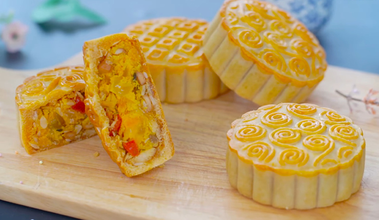 Cách làm bánh trung thu thập cẩm gà quay tại nhà vừa độc vừa ngon