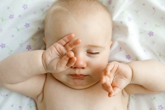 Trẻ sơ sinh bị đổ ghèn – Nguyên nhân và giải pháp khắc phục