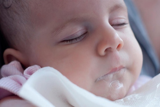 Bỏ túi cách xử trí nhanh gọn trẻ bị sặc sữa lên mũi