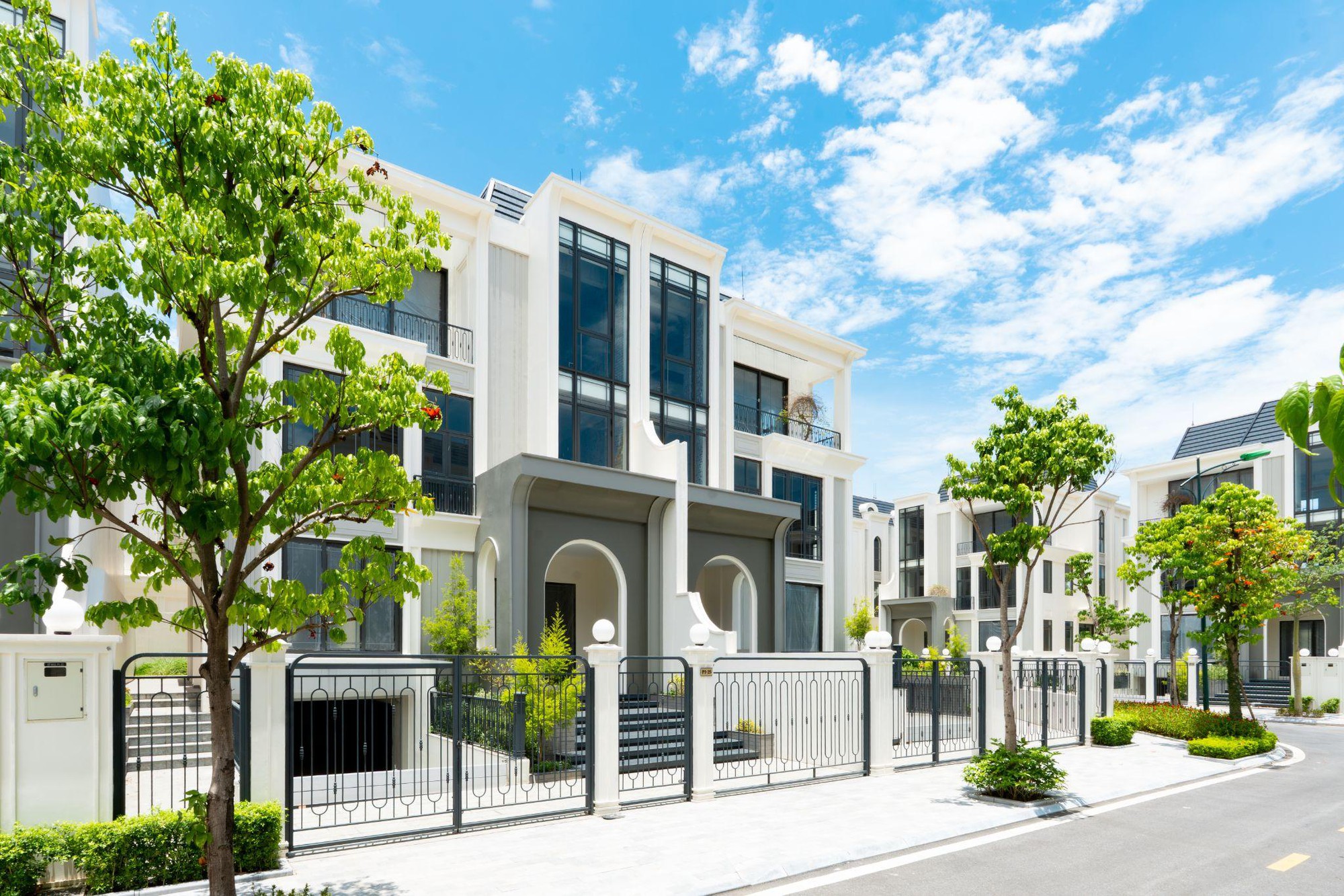 Eden Residences Có Gì Đặc Biệt Khi Nằm Giữa Lõi Ciputra Hà Nội? 2 Kiến trúc tân cổ điển hòa quyện cùng công năng hiện đại, thiết lập chuẩn mực sống mới cho giới tinh hoa tại Eden Residences .